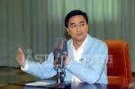 “อภิสิทธิ์” ป้อง “จ้อน” ห้ามไขก๊อก หลังศาลสั่งจำคุกคดีหมิ่นฯ