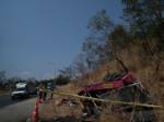 รถทัวร์ตรุษจีนเสียหลักพลิกคว่ำเจ็บ 33 รายที่ปราจีนบุรี