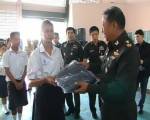 กองทัพไทยมอบผ้าห่มบรรเทาหนาว นร.อุทัยธานี