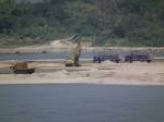 “น้ำโขง”เริ่มแห้งหนักแล้วเรือลดน้ำหนักบรรทุกหนีดอนทราย