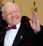 "มิคกี้ รูนีย์" วัย 90 ปีขอพึ่งศาล ภัยลูกเลี้ยงเฮงซวย! คุกคามหนักหวังฮุบสมบัติ