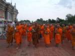 ชาวพุทธแห่กราบพระธาตุนาดูน