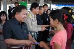 “บุญจง” โผล่แจกเงิน-สิ่งของ ปชช.ประสบภัยสู้รบ “เขาพระวิหาร”