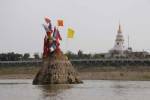 น้ำโขงแห้งลาวดูดทรายถึงกลางน้ำใกล้พระธาตุกลางน้ำ