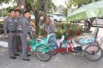 น้ำใจตำรวจประสานมอบรถเข็นให้คนพิการ