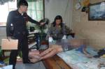 หนุ่มสติไม่ดีเครียดตกงานใช้สายไฟช็อตตัวเองดับ