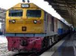 สาวใหญ่โดดลงรถไฟเสียหลักหัวฟาดพื้นดับ!