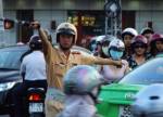 ตำรวจเวียดทำร้ายแท็กซี่เหตุ "ไม่ฝ่าไฟแดง"