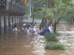 สธ.พบน้ำเริ่มลด แต่ชาวใต้ยังป่วยอื้อ! เร่งกระจายยา-พร้อมเตรียมแผนฟื้นฟู รพ.
