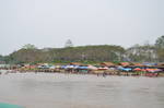 ร้านค้าแห่จับจองหาดทรายริมน้ำกกตรึม-สรรพสามิตจับเหล้าเถื่อนหวั่นอุบัติเหตุเพิ่ม