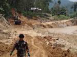 ทหารเร่งสร้างทางให้ชาวบ้านกว่า 200 ครัวเรือนที่ถูกตัดขาด