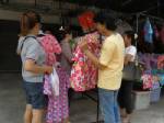 พ่อค้าแม่ค้าบ่นอุบสงกรานต์ปีนี้เสื้อลายดอก–ปืนฉีดน้ำ-ดินสอพอง ขายไม่ออก