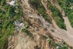 Frantic search for Philippine landslide victims
