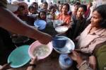 ชาวเขมรนับหมื่นอพยพหนีเหตุปะทะบริเวณพรมแดน