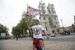 Royal Wedding: พสกนิกรคนแรกมาปักหลักรอเฝ้าชมพิธีเษกสมรสเจ้าชายวิลเลียมแล้ว