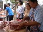 คนลำปางแห่ซื้อหมูธงฟ้ายุค“ข้าวยากหมากแพง”แน่น