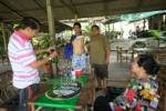 ลูกค้ารุมตอมขอถ่ายรูปหนุ่มกรุงเก่ามีนม 4 เต้า