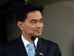 “มาร์ค” ถึงทำเนียบฯ เตรียมแถลงยุบสภา สื่อพรึ่บรอทำข่าว