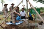 รองปลัด ทส.ปลูกต้นราชพฤกษ์ 84 ต้นถวายในหลวง