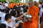 มมส.ปลูกฝังคุณธรรมน้องใหม่ประเดิมทำบุญตักบาตร