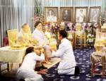 "ในหลวง"ทรงบำเพ็ญพระราชกุศลทรงพระราชอุทิศถวายพระบรมราชชนก-พระราชชนนี