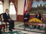 “เฮงสัมริน” มองแง่ดีสัมพันธ์ไทย-เขมร ยังรุ่ง “เขียว” นัดจัดคอนเสิร์ต