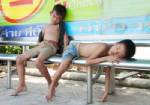 พม.แปดริ้วเตรียมเยียวยาสองเด็กชายนอนเฝ้าป้ายรถเมล์แล้ว
