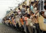 รถไฟพุ่งชนรถบัสบรรทุกแขกงานแต่งเต็มคัน ดับไม่ต่ำกว่า 30 ราย