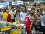 “ปู” พกเงินหมื่นจ่ายตลาด อ.ต.ก.แดงแห่ต้อนรับ