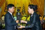 “ภริยาพลตรี ตะวัน” มอบพระรูปพระนเรศวร ให้ หน.อช.แก่งกระจาน
