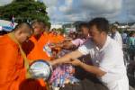 ชาวบ้านต.ฉลองจ.ภูเก็ตร่วมทำบุญตักบาตรวันแม่แห่งชาติ