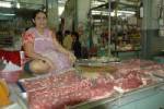เขียงหมูตลาดสดมหาสารคาม ลั่นไม่ลดราคา ยันต้นทุนสูง จี้รัฐบาลใหม่เร่งแก้