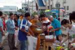 ชาวกาฬสินธุ์ทำบุญตักบาตรพระสงฆ์ 80 รูป เนื่องในวันแม่แห่งชาติ