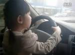 คลิปอึ้ง! พ่อปล่อยลูกสาว 4 ขวบขับรถยนต์บนถนนกลางเมือง