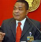“ณัฐวุฒิ-จตุพร” เชื่อศาลให้ไปเขมรเตะบอลกระชับมิตร