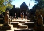 เขมรส่ง ฮ.ขนนักท่องเที่ยวจากนครวัด น้ำท่วมถนนถูกตัดขาด