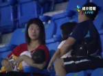คลิป "พ่อ" ทำไปได้ ห่วงคว้าลูกบอลบนอัฒจันทร์ ทิ้งลูกสาวหัวทิ่มเบาะ