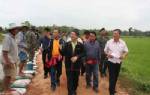 ชาวกาฬสินธุ์ร่วมทหารค่ายศรีพัชรินทร์ทำแนวกั้นกระสอบทรายสกัดน้ำท่วม