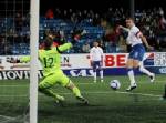 "เฮนเดอร์สัน" นำชัยสิงโตน้อยเข่นไวกิ้ง 2-1