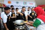 CEO ซีพีเอฟ ปรุงอาหารแจกจ่ายผู้ประสบภัย