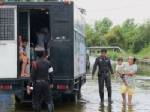 โรงพักฉลองกรุงจัดรถผู้ต้องขังรับ-ส่งชาวบ้านน้ำท่วม!