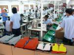 สาวโรงงานโรจนะเข้านิคมฯพิจิตร ผลิต “เสื้อชูชีพ”แจกผู้ประสบอุทกภัย