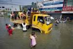 นครบาลส่งสายตรวจนั่งเรือจับขโมยลักทรัพย์บ้านน้ำท่วม