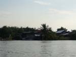 น้ำท่วมโกสุมพิสัยเริ่มลดแต่การสัญจรยังต้องพึ่งเรือ