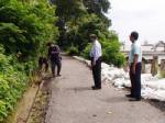 รองนายกเล็กสงขลา ตรวจแนวกระสอบทรายกันดินสไลด์บนเขาน้อย