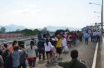 750 แรงงานพม่าข้ามสะพานน้ำเมยกลับบ้าน-หลังน้ำท่วมไทย