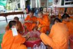 พระสงฆ์ในระนองร่วมปั้น EM Ball แก้น้ำเสีย
