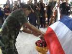 รดน้ำศพ “ส.อ.กองสินธุ์” ทหารกล้าที่ถูกระเบิดเสียชีวิตก่อนส่งศพกลับบ้านเกิด