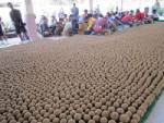 ชาวมหาสารคามร่วมผลิต EM Ball ช่วยผู้ประสบภัยน้ำท่วม