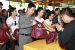 ผบ.ตร.ควงภรรยาให้กำลังใจครอบครัว ตร.น้ำท่วม